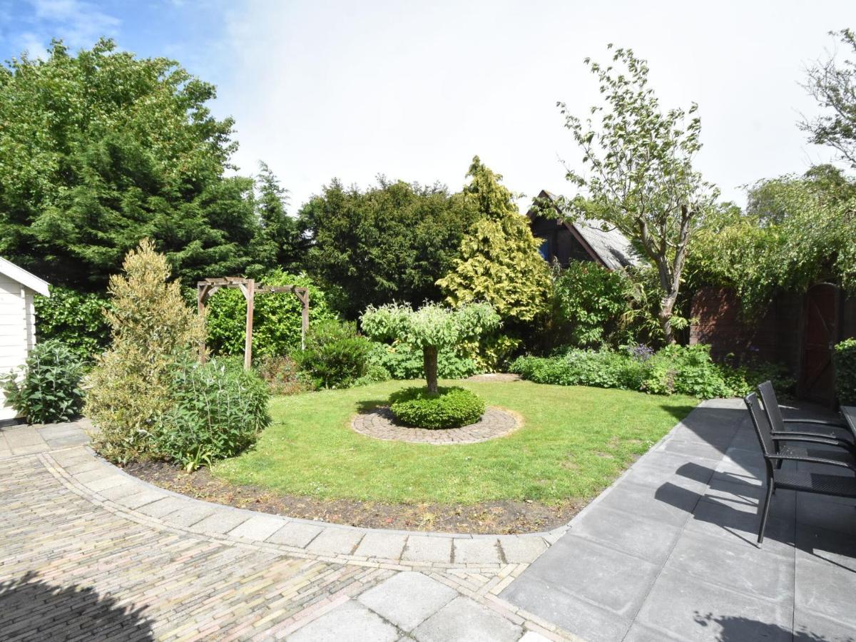 Balmy Holiday Home In Tuitjenhorn With Fenced Garden Eksteriør bilde